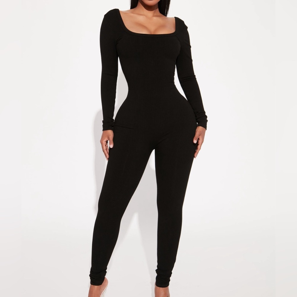 NEW Black jumpsuit snatched material